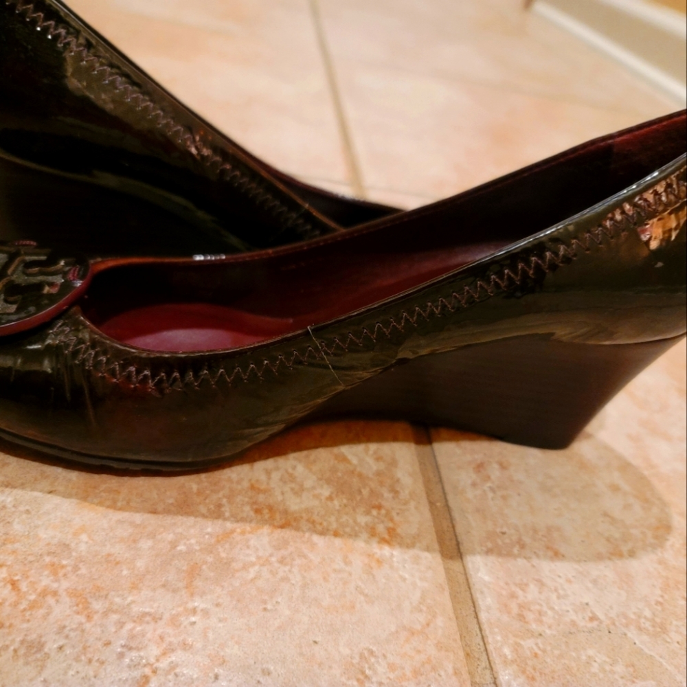 Tory Burch Sophie Patent Leather Wedge Heels Pumps with Logo Medallion Size 8